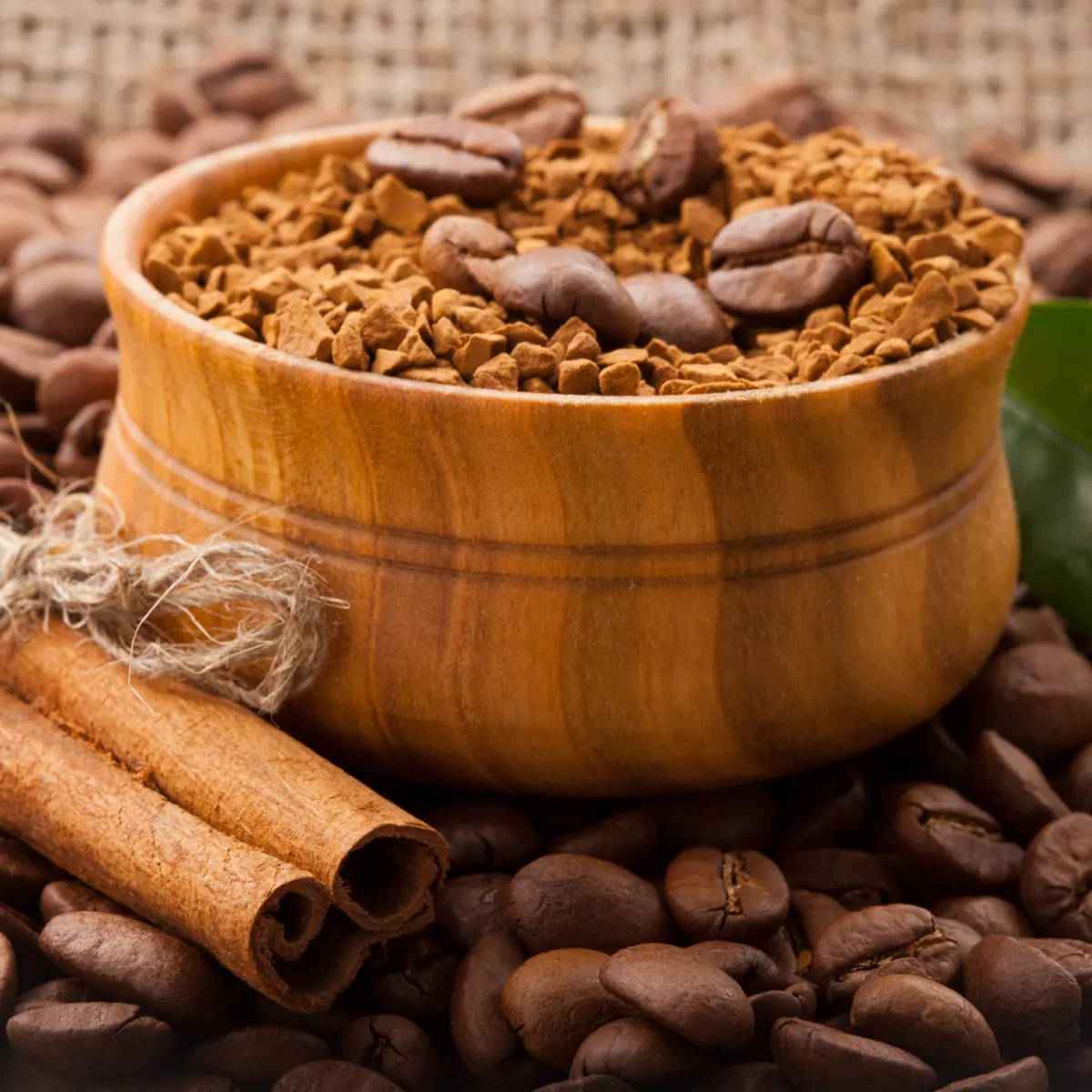 Descubra como preservar os ricos sabores do café orgânico em casa com dicas sobre armazenamento, recipiente ideal e práticas eficazes. Mantenha seu café fresco!